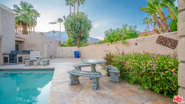1592 S Compadre Road, Palm Springs CA: https://media.crmls.org/mediaz/db7ed89e-71d1-4857-b120-bc1eb63f3cea.jpg