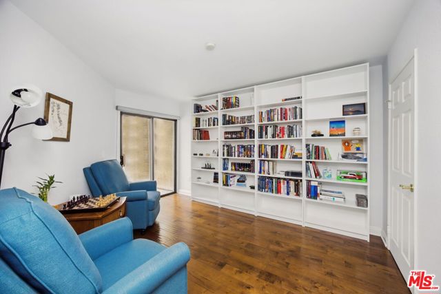 10229 Variel Avenue, Chatsworth CA: https://media.crmls.org/mediaz/db7f034b-f5fa-4fb2-b9cf-2003d915aa2f.jpg