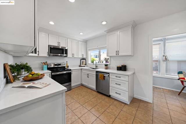 1547 68Th Ave, Oakland CA: https://media.crmls.org/mediaz/db7fb09f-8386-449a-97ab-c26b56d35903.jpg