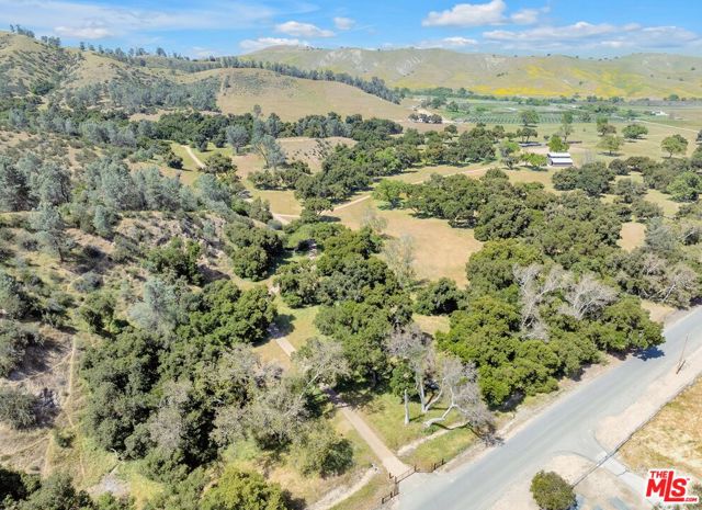 770 Limekiln Road, Hollister CA: https://media.crmls.org/mediaz/db7fdc77-cb3c-45fe-b0a0-c5e60eacd488.jpg
