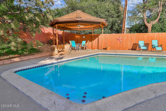5260 Edgeware Drive, Calabasas CA: https://media.crmls.org/mediaz/db80230b-adc2-42d4-b074-e86da3f71ee8.jpg
