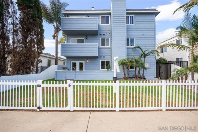 928 Diamond St, San Diego CA: https://media.crmls.org/mediaz/db802b98-14be-46d7-a4ef-2665f34d67f1.jpg