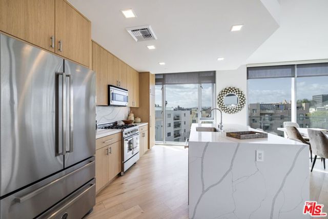 8500 Burton Way, Los Angeles CA: https://media.crmls.org/mediaz/db80f500-b895-45a7-a422-205e6a65020d.jpg