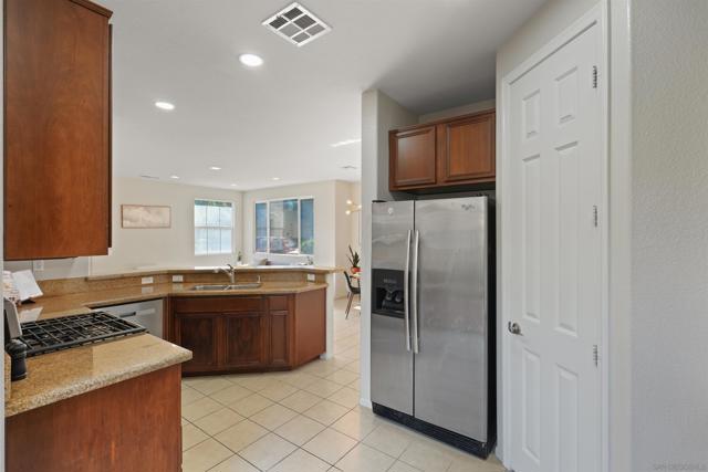 1445 Caminito Sicilia, Chula Vista CA: https://media.crmls.org/mediaz/db80fd07-ed90-4696-8de3-44afa11ec78f.jpg