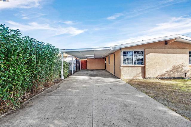 27946 Pompano Ave, Hayward CA: https://media.crmls.org/mediaz/db819180-03c4-4b87-8eec-981290040a6a.jpg