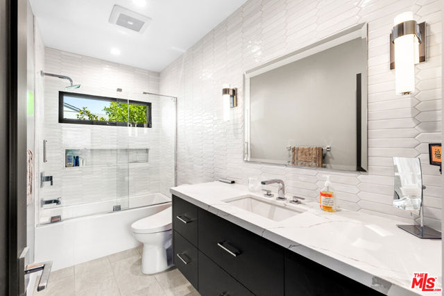 4961 Noeline Avenue, Encino CA: https://media.crmls.org/mediaz/db81b1f7-0f35-4925-8f34-9b37d91d2c5f.jpg