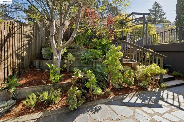 6801 ARMOUR DRIVE, Oakland CA: https://media.crmls.org/mediaz/db81b4b9-6471-4604-8920-14cd9f62f8f5.jpg