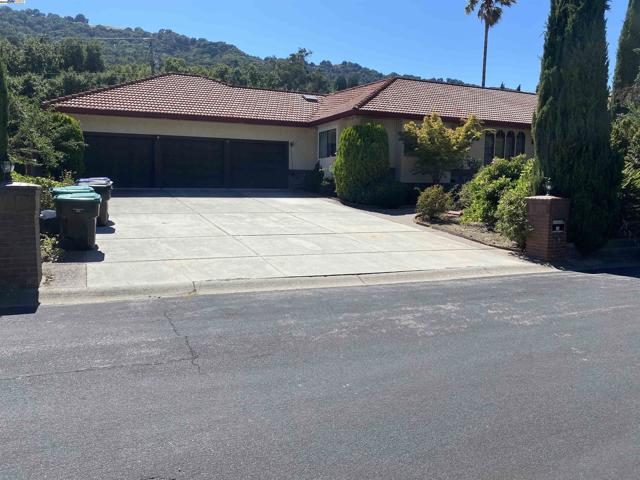 11 Foothill Lane, Pleasanton CA: https://media.crmls.org/mediaz/db81bcde-d422-4724-964d-90111a9e17d9.jpg