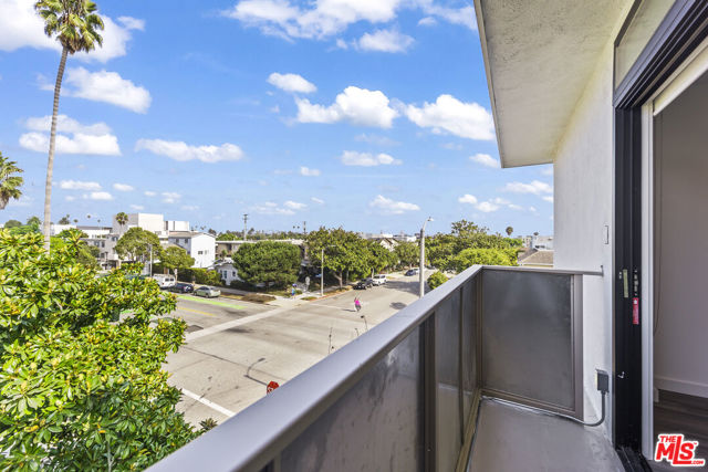 1254 9th Street, Santa Monica CA: https://media.crmls.org/mediaz/db82386c-1fcc-43b5-baad-332b27c79e26.jpg