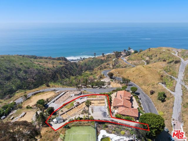 20740 Las Flores Mesa Drive, Malibu CA: https://media.crmls.org/mediaz/db825cfa-7e7d-47ff-8edb-3b30d0b1a783.jpg