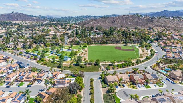 2492 Royal Saint James Dr, El Cajon CA: https://media.crmls.org/mediaz/db828088-13b6-4925-aa46-5ec5837cfade.jpg