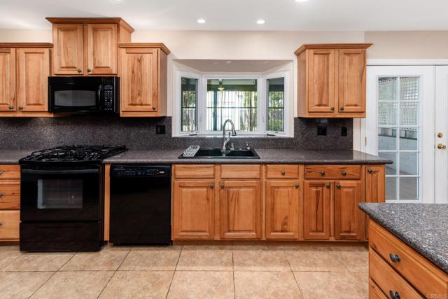 Detail Gallery Image 10 of 28 For 1502 N Ash St, Escondido,  CA 92027 - 4 Beds | 2/1 Baths