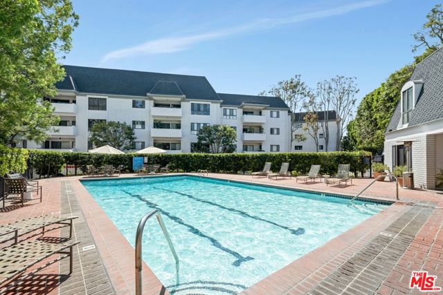 645 Wilcox Avenue, Los Angeles CA: https://media.crmls.org/mediaz/db874b09-8d6f-439d-b3ca-109f03dae24e.jpg