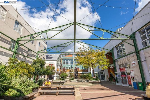 809 Clay St, Oakland CA: https://media.crmls.org/mediaz/db87e1f8-6881-4637-8b1c-f2dd2ef20154.jpg