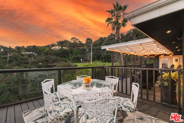 3200 Wrightwood Drive, Studio City CA: https://media.crmls.org/mediaz/db88127d-b0a1-4aa0-8fc0-d47b5450ccf8.jpg