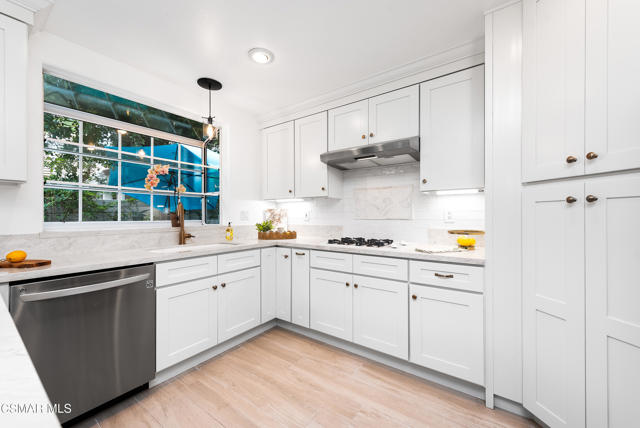 5748 Whispering Pines Circle, Westlake Village CA: https://media.crmls.org/mediaz/db88ce80-2ad1-46a9-acb2-553310ec5667.jpg