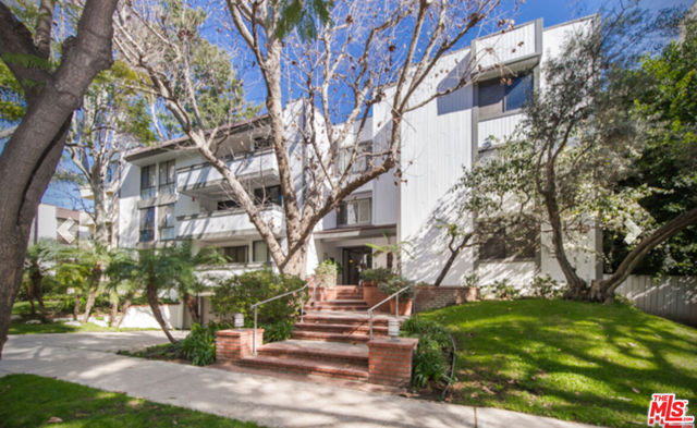 406 N Oakhurst Drive, Beverly Hills CA: https://media.crmls.org/mediaz/db894445-f80c-4bb5-9ece-85f10d3f440b.jpg