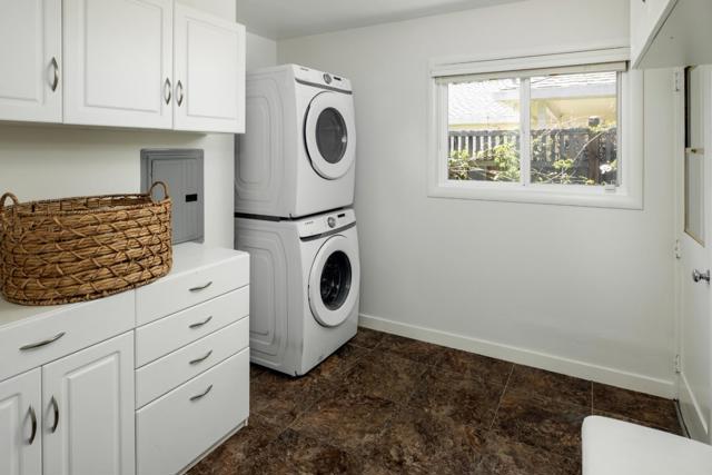 819 Laurel Avenue, Menlo Park CA: https://media.crmls.org/mediaz/db89dbbb-feb9-4efd-bc64-8300be188656.jpg