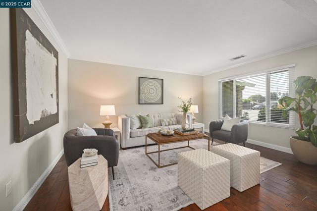 940 Lexington Pl, San Ramon CA: https://media.crmls.org/mediaz/db8a5224-3932-4417-95de-16b7546b6c66.jpg