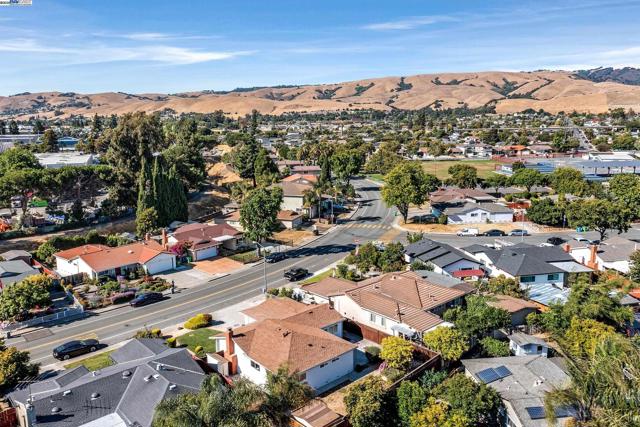 1942 Sherman Dr, Union City CA: https://media.crmls.org/mediaz/db8a5498-bfed-4027-ba79-ca11e99bbb18.jpg