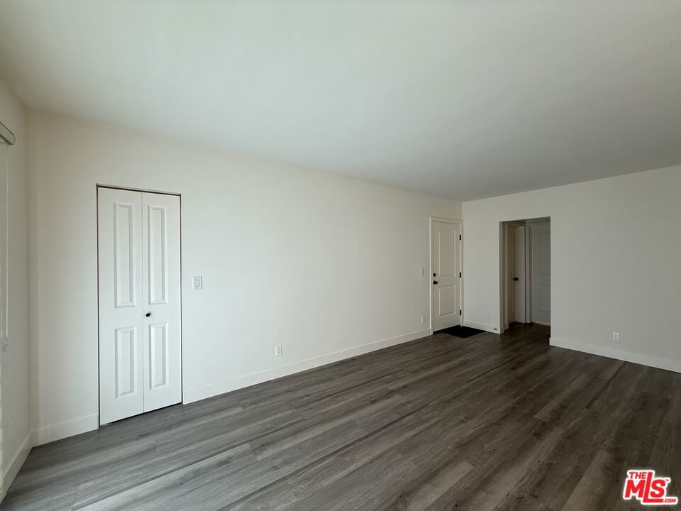 https://media.crmls.org/mediaz/db8afaa3-d26b-481d-8644-a7d21958c68d.jpg?preset=X-Large