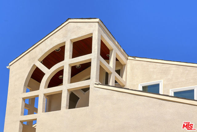 426 S Swall Drive, Beverly Hills CA: https://media.crmls.org/mediaz/db8b233d-fc73-4b24-a6b9-bef7d40199fc.jpg