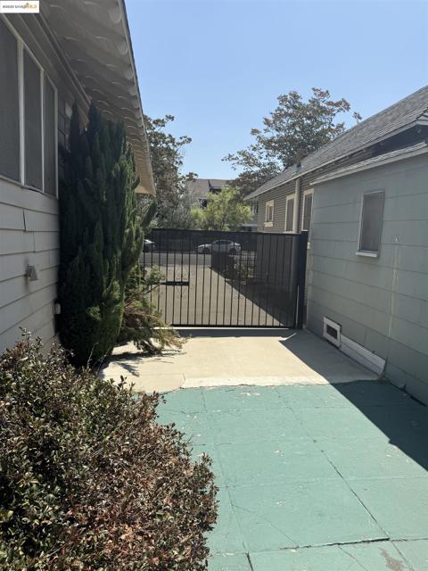 2817 S La Salle Ave, Los Angeles CA: https://media.crmls.org/mediaz/db8b7951-b0b7-4b03-973a-61486cfadaa9.jpg