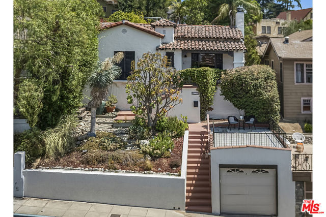 6105 Mount Angelus Drive, Los Angeles CA: https://media.crmls.org/mediaz/db8be7f0-0b0a-42b8-9f58-28330d8500c8.jpg