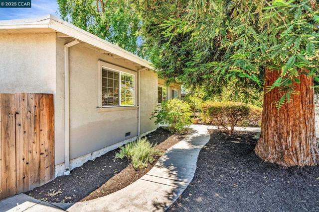 121 School Ln, Walnut Creek CA: https://media.crmls.org/mediaz/db8c3067-684b-4127-93ce-056bdf8b1f00.jpg