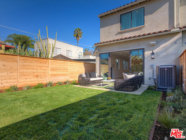819 N Sycamore Avenue, Los Angeles CA: https://media.crmls.org/mediaz/db8c7403-fe71-494c-be39-20812fe25766.jpg