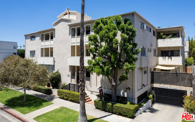 1101 Lincoln Boulevard, Santa Monica CA: https://media.crmls.org/mediaz/db8c97a4-a680-41cc-aaa5-5c1089567553.jpg