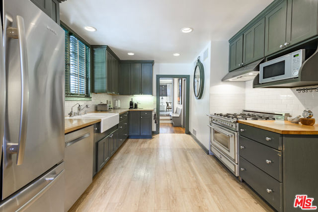 5181 Franklin Avenue, Los Angeles CA: https://media.crmls.org/mediaz/db8d5e4d-cab3-411c-9b44-526fc5cfec10.jpg