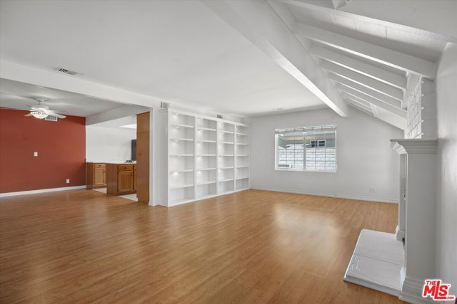 11521 Davenport Road, Los Alamitos CA: https://media.crmls.org/mediaz/db8e3ed2-190e-4b5f-b0d2-b3a1273e3d1c.jpg