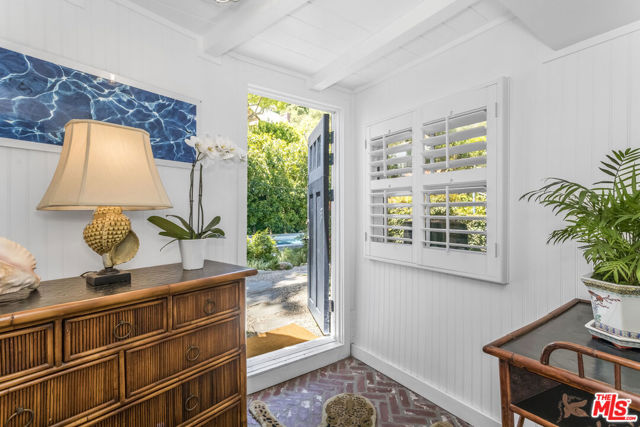 2205 Beverly Glen Place, Los Angeles CA: https://media.crmls.org/mediaz/db8f2027-37b3-44af-8672-ad4751a7259f.jpg