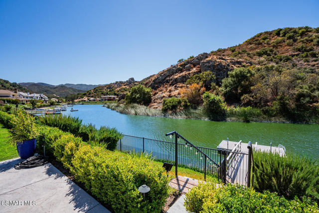 2385 Calbourne Court, Lake Sherwood CA: https://media.crmls.org/mediaz/db8f62f5-91e0-4abb-a052-2fa99f47777f.jpg