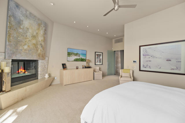 81 Royal Saint Georges Way, Rancho Mirage CA: https://media.crmls.org/mediaz/db904eb8-892d-4aaa-aae7-1015d5738366.jpg