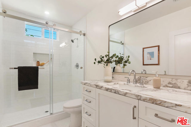 913 N Clybourn Avenue, Burbank CA: https://media.crmls.org/mediaz/db90c4a9-fdee-4674-8a55-78fc8d93b88b.jpg