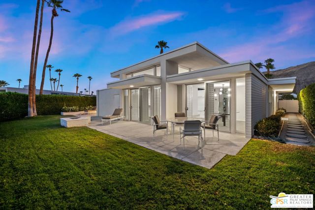 2723 S Kings Road, Palm Springs CA: https://media.crmls.org/mediaz/db911190-d00e-4569-8fba-f559ebf75bd4.jpg