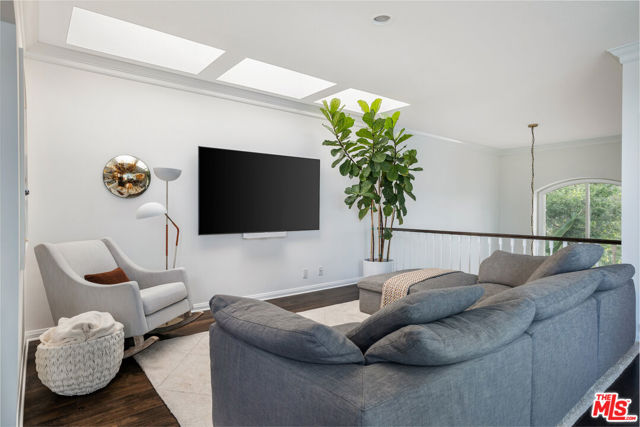 2241 Canyonback Road, Los Angeles CA: https://media.crmls.org/mediaz/db916d61-2dd7-4c3d-8f1b-fe980cbed20b.jpg