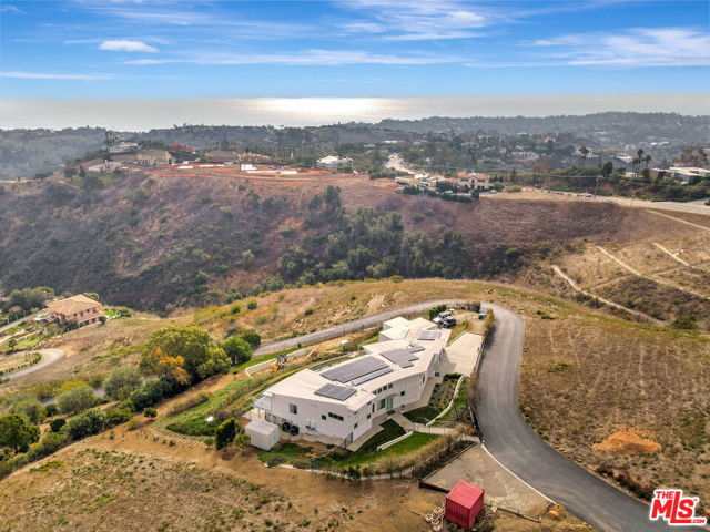 28405 Via Acero Street, Malibu CA: https://media.crmls.org/mediaz/db91f869-a70b-441d-ba15-a42f0e54fc18.jpg