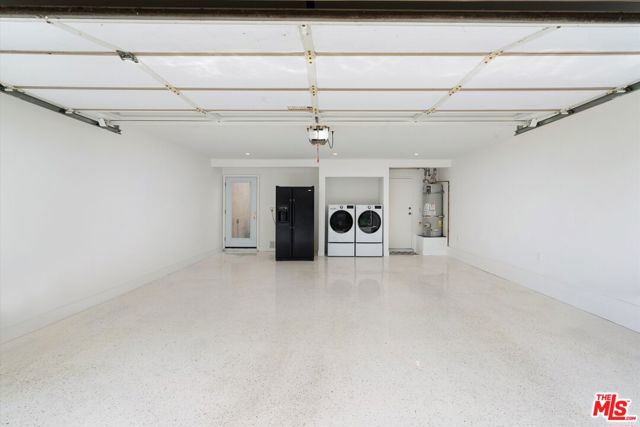 28 Village, Santa Monica CA: https://media.crmls.org/mediaz/db934da1-ac41-4347-bb48-c04a51a188e8.jpg