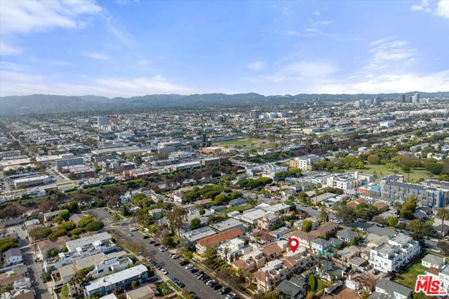 1837 12th Street, Santa Monica CA: https://media.crmls.org/mediaz/db95ed9f-da56-4022-972d-4c7b134fa618.jpg