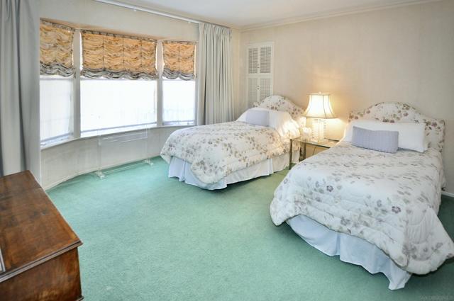 8294 Prestwick Dr, La Jolla CA: https://media.crmls.org/mediaz/db967bc6-6491-4f5e-8ab7-385bffaf8d6d.jpg