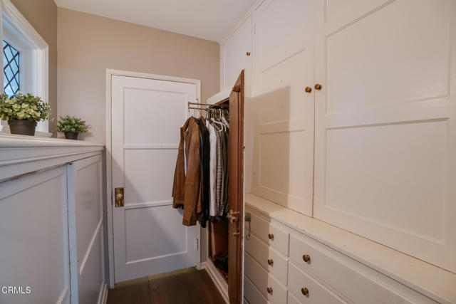 584 Rosemont Avenue, Pasadena CA: https://media.crmls.org/mediaz/db969547-3742-4916-81c1-2555120b5e97.jpg