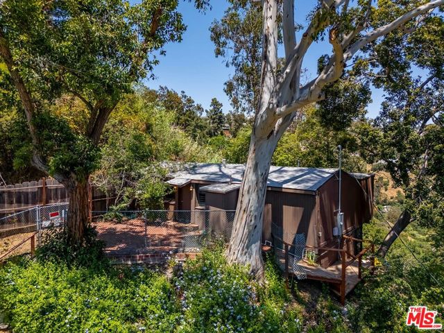 8305 Yuma Place, Los Angeles CA: https://media.crmls.org/mediaz/db96b498-3019-4706-b733-a41199a5a44c.jpg