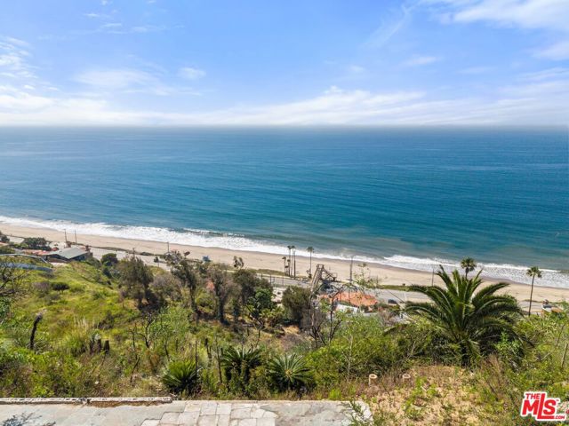 17624 Tramonto Drive, Pacific Palisades CA: https://media.crmls.org/mediaz/db96d59b-60b1-4072-8828-7a1954e87e13.jpg