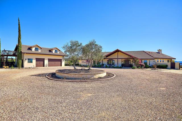 38408 Mesa Rd, Temecula CA: https://media.crmls.org/mediaz/db972818-0eaa-4e79-a1f2-d03458c1b31e.jpg