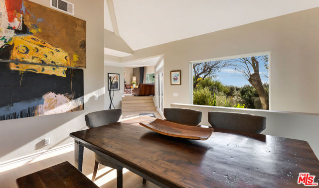 4350 Hillview Drive, Malibu CA: https://media.crmls.org/mediaz/db97f2d3-a3c5-4349-80fd-d0cfeca09fd1.jpg
