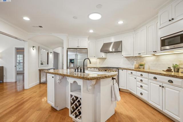 628 Saint Mary St, Pleasanton CA: https://media.crmls.org/mediaz/db98398c-e65a-4937-95ea-e27cc4455c11.jpg