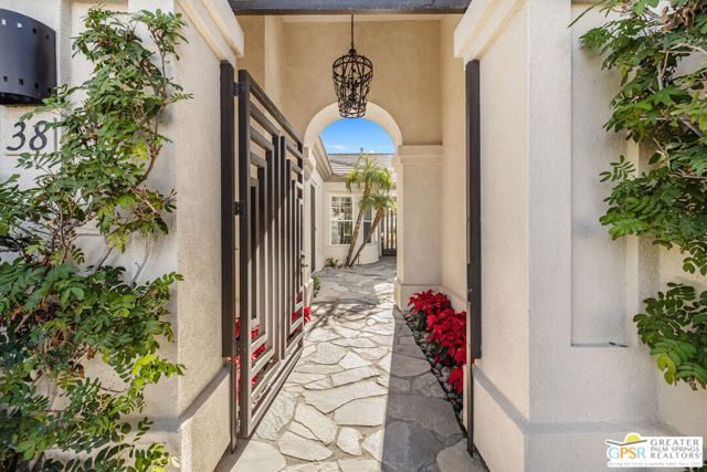 38 Calle Del Norte, Rancho Mirage CA: https://media.crmls.org/mediaz/db9866e8-4558-4654-a1e7-d94e0c1d28d2.jpg